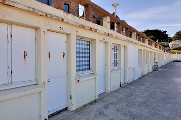 Fototapeta na wymiar Les cabines de plage du Coz-Pors à Trégastel