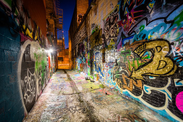 Fototapeta premium Graffiti aleja w nocy, w północnej dzielnicy dworca, w Balti