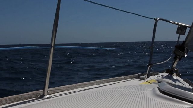 Segelboot fährt auf dem Mittelmeer über Wellen