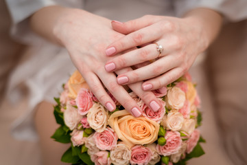 Obraz na płótnie Canvas woman hands on wedding bouquet with engegment ring