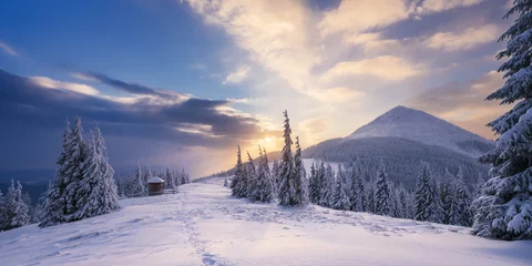 Fototapete Winter Winterlandschaft mit Morgendämmerung in den Bergen