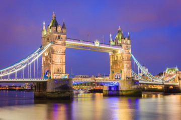 Fototapeta na wymiar Tower Bridge in London bei Nacht - England, UK
