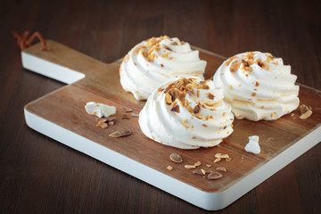 Meringue with toasted almonds