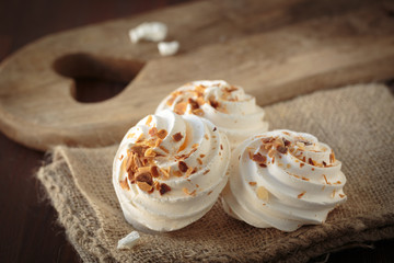 Meringue with toasted almonds