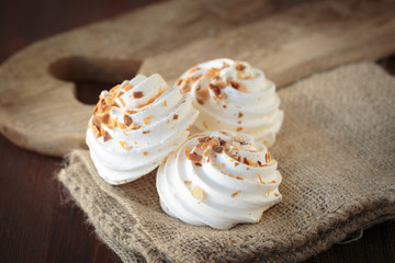 Meringue with toasted almonds