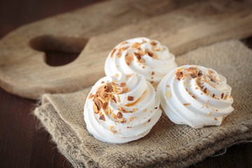 Meringue with toasted almonds