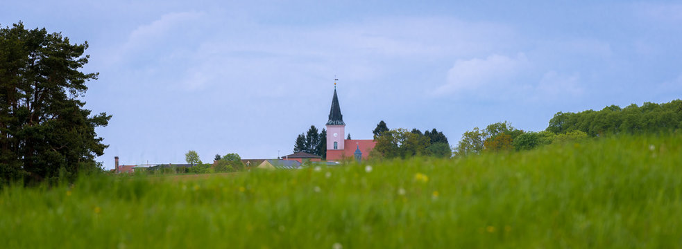 Eine Ortschaft mit Kirche am Horizont