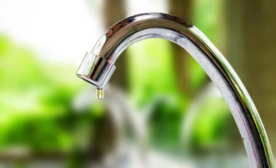 Rolgordijnen Defective faucet. Cause wastage of water © slonme