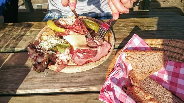 Almplatte, jause, Aufschnitt im Berggasthof