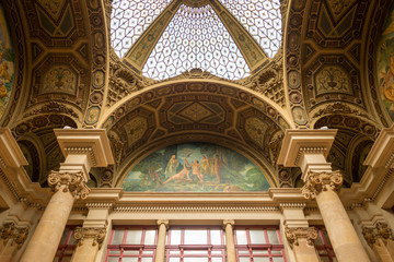 In der Hauptpost in der Altstadt von Barcelona. Blick auf das fantastische Dach mit der Buntglaskuppel. Die Edifici central de Correus i Telegrafs, ein wichtiges Kulturgebäude der Stadt © ksl