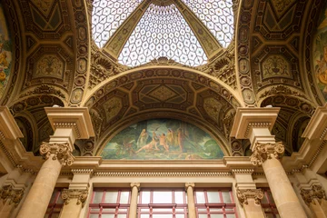 In der Hauptpost in der Altstadt von Barcelona. Blick auf das fantastische Dach mit der Buntglaskuppel. Die Edifici central de Correus i Telegrafs, ein wichtiges Kulturgebäude der Stadt © ksl