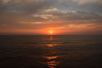 フェリーから見た日本海に沈む夕日