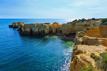 Fototapeta premium Atlantic rocky coast view (Algarve, Portugal).