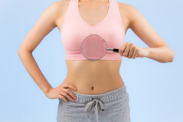 虫眼鏡を胸にあてる女性