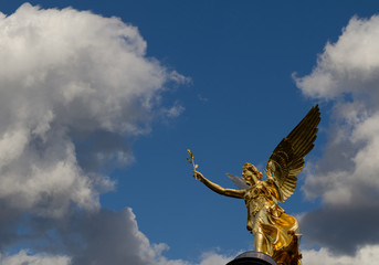 Fototapeta na wymiar Friedensengel in München sightseeing skulptur statue Tourismus ,wolke wolken blau himmel