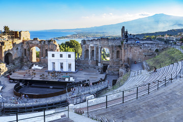 Teatro Antico a Taormina con sfondo dell'Etna