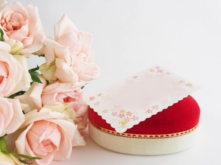 Obraz na płótnie Canvas グリーティングカード(空白)　/　ぼやけたリング箱とピンクのバラのセット