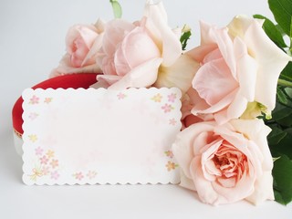 Obraz na płótnie Canvas グリーティングカード(空白)　/　ぼやけたリング箱とピンクのバラのセット