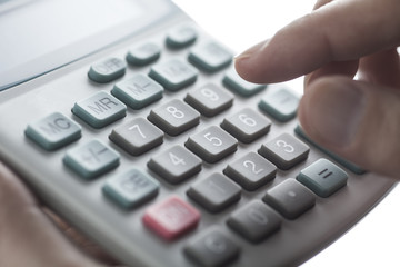 電卓を持つ手元