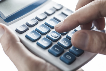 電卓を持つ手元