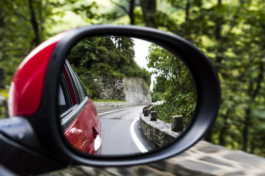 PKW-Au&szlig;enspiegel mit Kurve einer Gebirgsstra&szlig;e