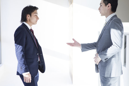 Businessmen are stand talking in the office