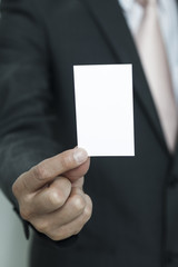 名刺を持つビジネスマンの手元