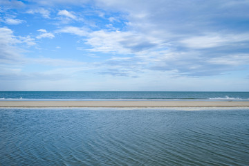 Obraz premium beach with blue ocean and cloudscape