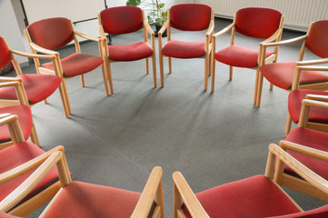 Rote Stühle im Kreis