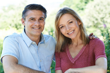 Obraz premium Outdoor Head And Shoulders Portrait Of Smiling Mature Couple