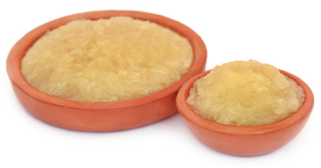 Crushed garlic with pods