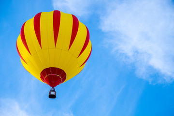 Heißluftballon am blauen Himmel
