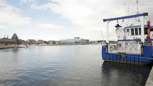Pan over harbour to Dokk1 in Aarhus, Denmark.01.08.2016.Location: Dokk1, Aarhus harbour, Denmark.Completed in 2015, the 35,600m&radic;&Ccedil;&not;&le; facility is the largest public library in Scandinavia.