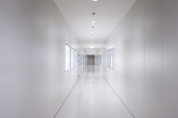 Fototapeta premium white empty long pathway corridor