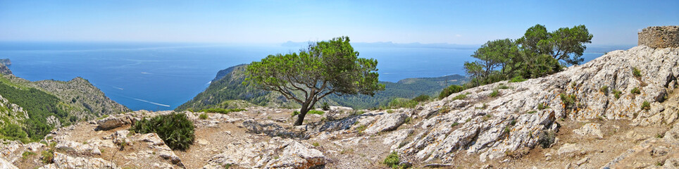 Fototapeta na wymiar Mountain panorama with ocean view