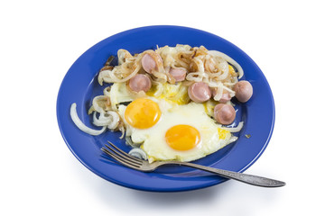 яйца жаренные с репчатым луком и колбасой 