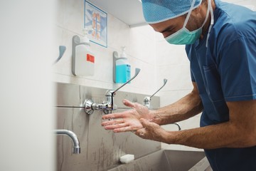 Fototapeta na wymiar Male surgeon washing his hands