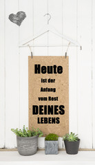 Holz Hintergrund mit Schild aus Kork in weiß mit Kakteen als Postkarten Motiv mit dem Spruch -...