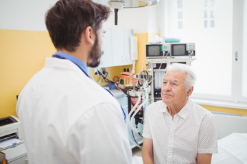 Obraz premium Patient consulting a doctor