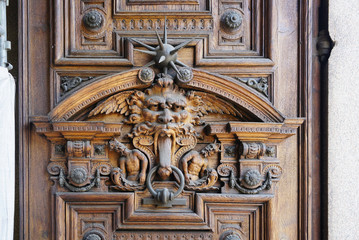 Fototapeta na wymiar decorated wooden door
