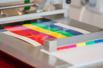 application en laboratoire de peintures colorés
