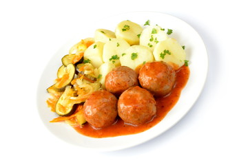 klopsy w sosie pomidorowym z ziemniakami i sałatką z cukinii