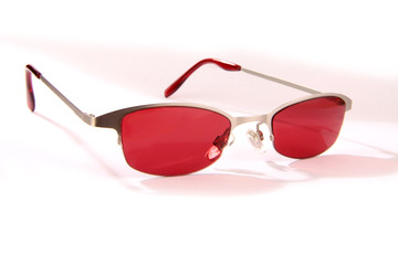 Eine Sonnenbrille für Herren mit roten Augengläsern