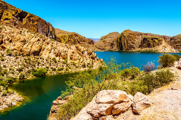 Fototapeta premium Canyon Lake and the Desert Landscape of Tonto National Forest along the Apache Trail in Arizona, USA