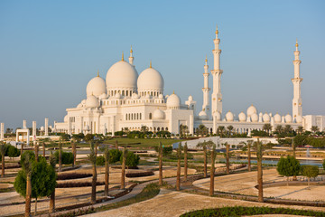 Fototapeta na wymiar Sheikh Zayed White Mosque in Abu Dhabi, UAE