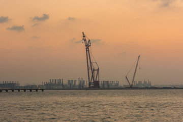 Obraz premium Sunset at the Dubai seaport, UAE