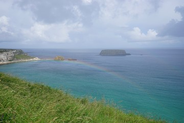 Regenbogen im Meer - Landschaft um Carrick-a-Rede - Rope Bridge / Nordirland