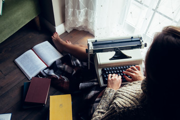 девушка с печатной машинкой