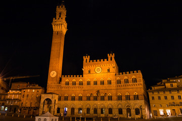 Palazzo pubblico di notte