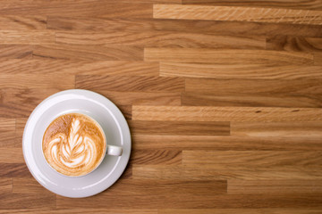 Leckerer Cappuccino auf einem schönen Holztisch